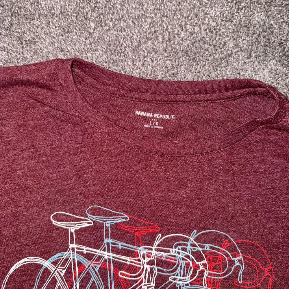 Banana Republic Men's Red Heather Bicycle Illusion‎ T-shirt - Large